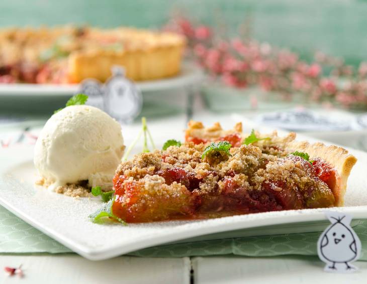 Rhabarber-Erdbeertarte mit Vanillestreuseln und Vanilleeis Rhabarber-Erdbeertarte mit Vanillestreuseln und Vanilleeis