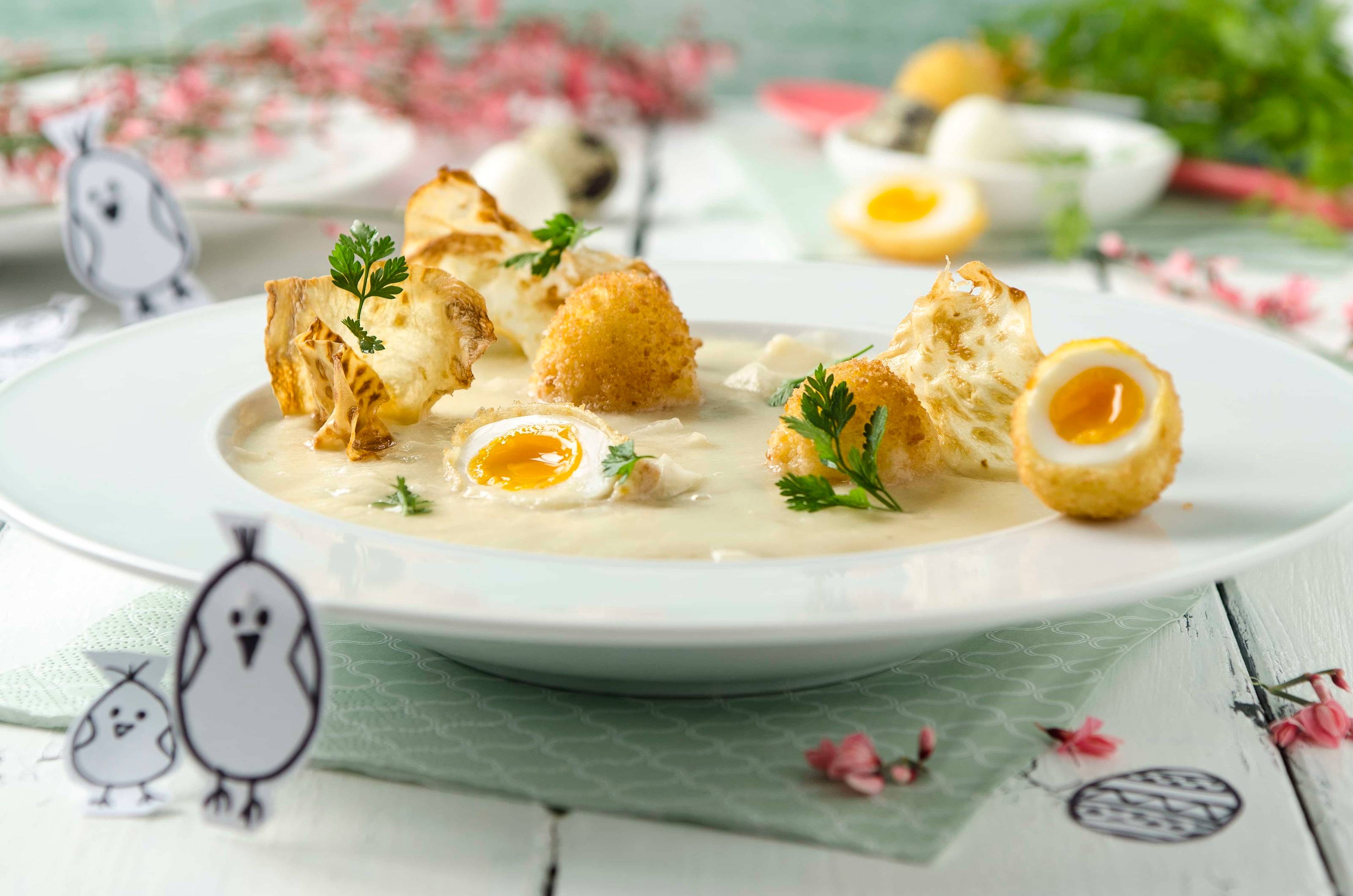 Apfel-Selleriecremesuppe mit Selleriechips und gebackenen Wachteleiern