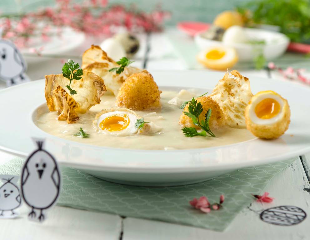 Apfel-Selleriecremesuppe mit Selleriechips und gebackenen Wachteleiern Apfel-Selleriecremesuppe mit Selleriechips und gebackenen Wachteleiern