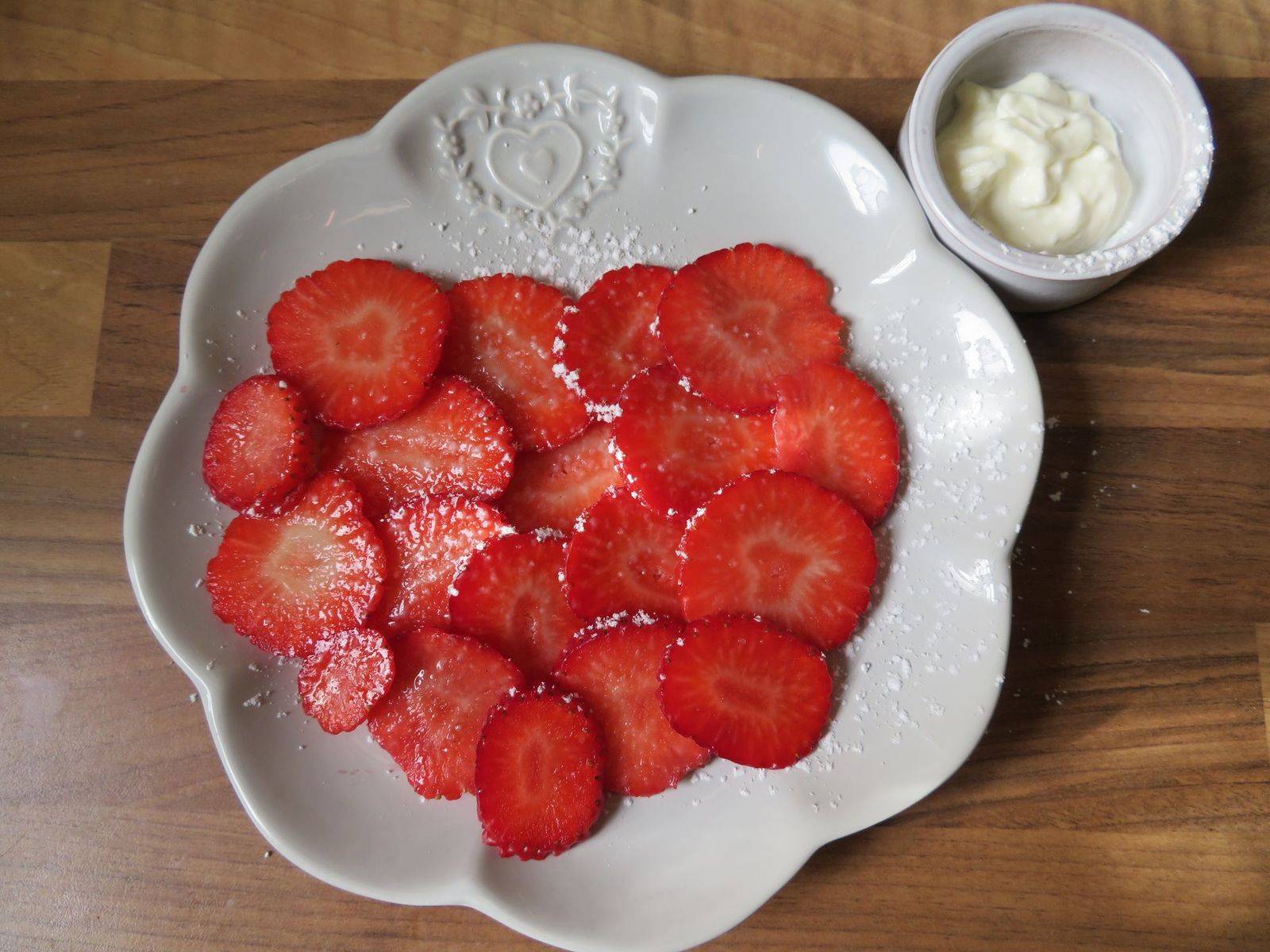 Erdbeercarpaccio mit Zuckerrahm Rezept - ichkoche