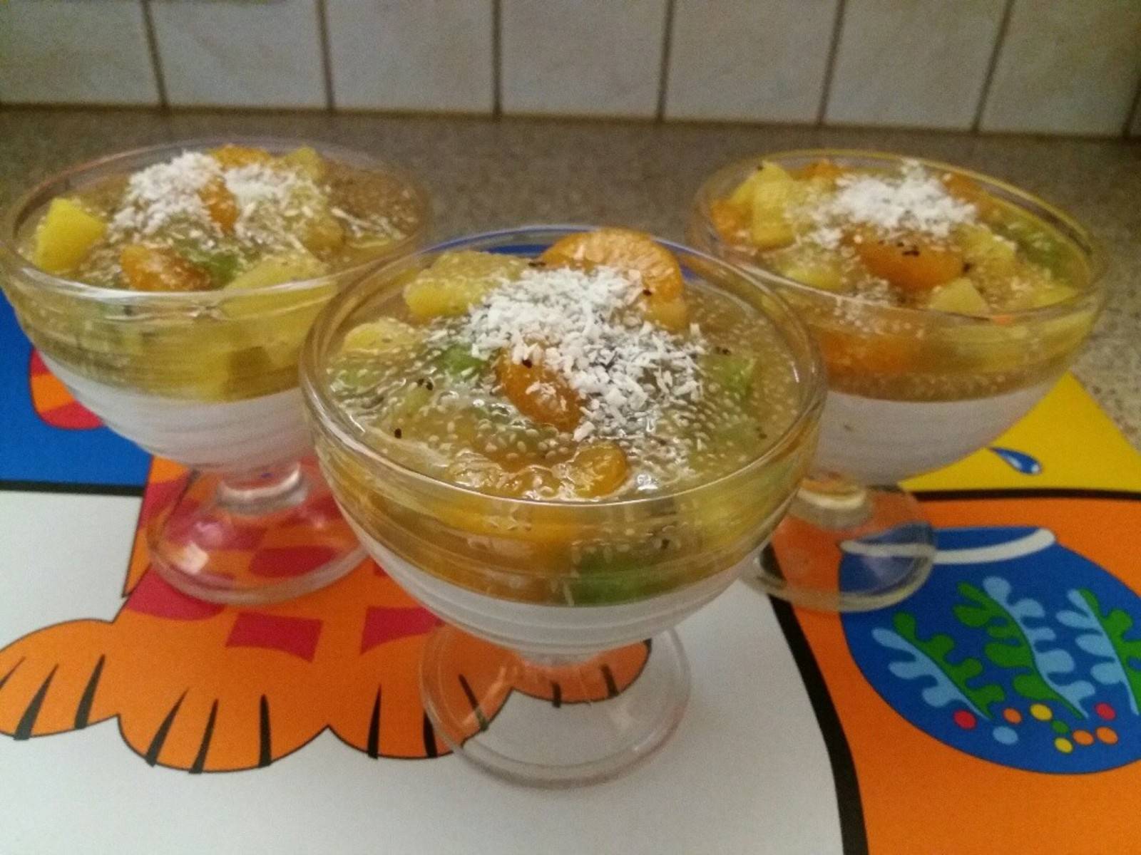 Kokoscreme mit Chia-Fruchtsalat