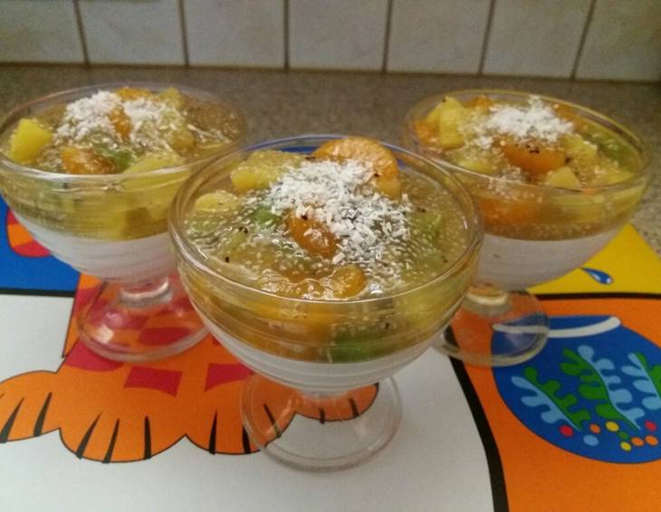Kokoscreme mit Chia-Fruchtsalat Kokoscreme mit Chia-Fruchtsalat