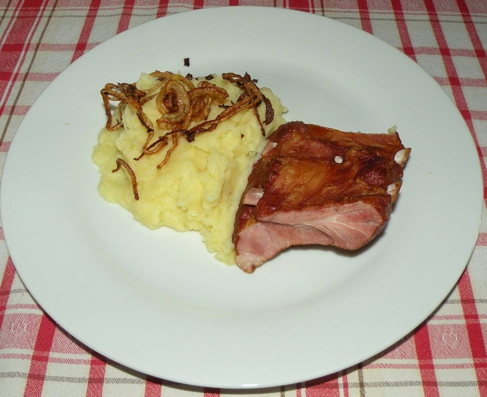 Geselchte Ripperl mit Erdäpfelpüree Rezept - ichkoche.de