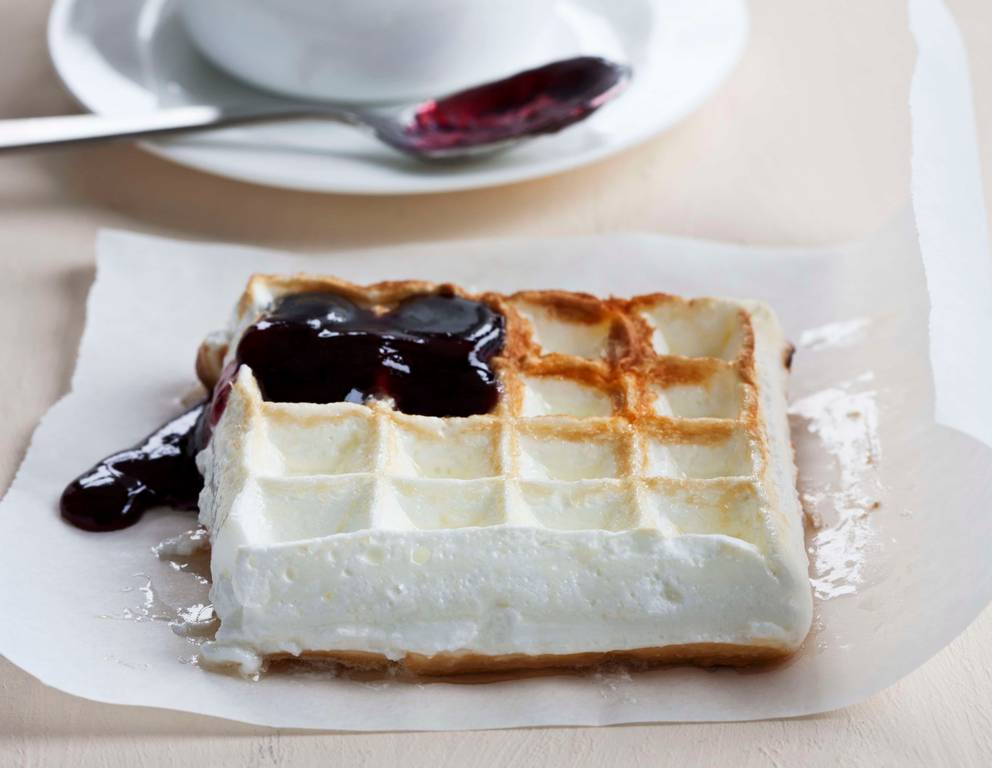Baiserwaffeln mit Heidelbeersauce Baiserwaffeln mit Heidelbeersauce