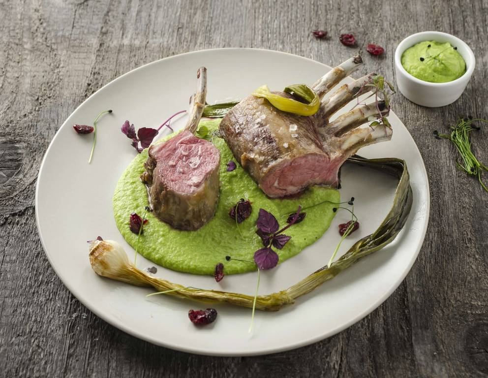 Lammkrone mit Erbsenpüree und Jungzwiebeln Lammkrone mit Erbsenpüree und Jungzwiebeln