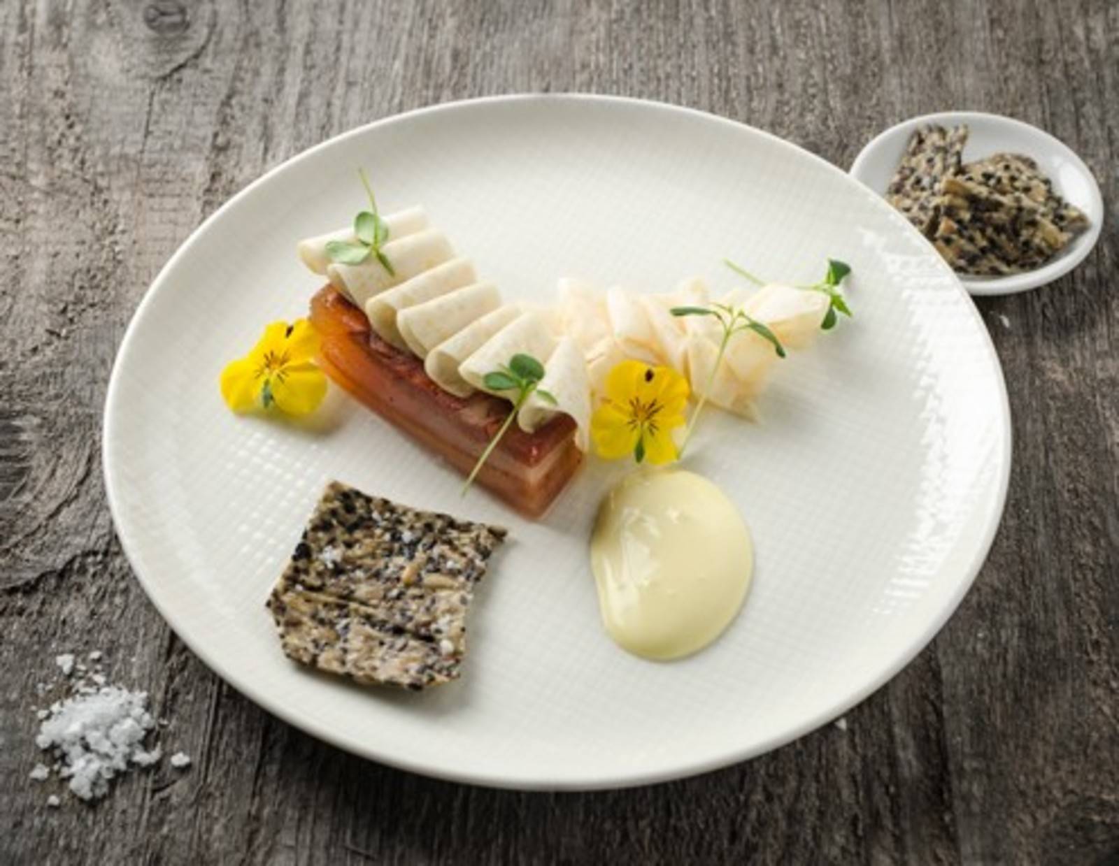 Lauwarmer Bauchspeck mit Sellerie und Körnercrackern Rezept