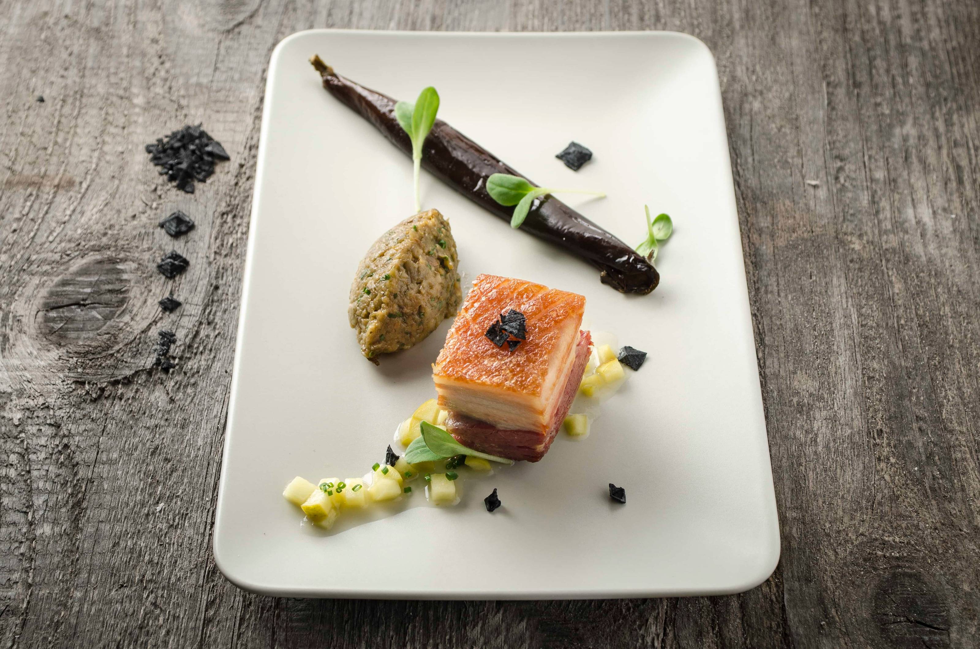 Knuspriger Schweinebauch mit Melanzani und Äpfeln Rezept
