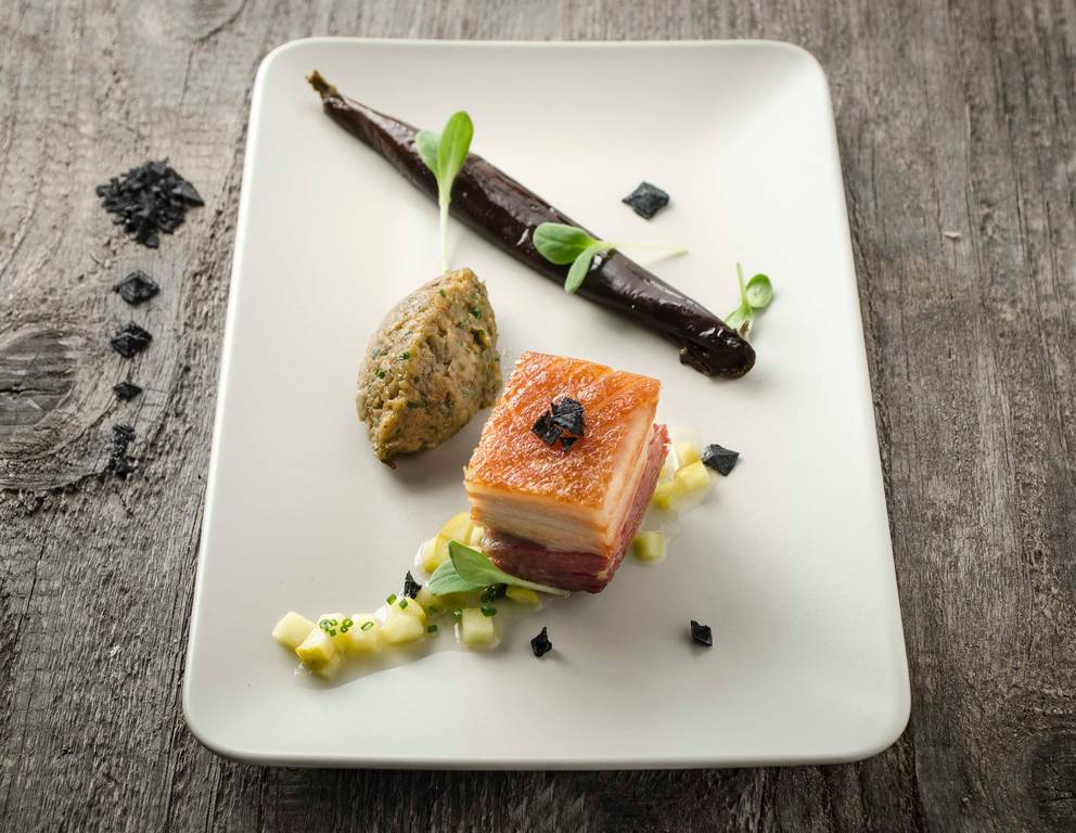 Knuspriger Schweinebauch mit Melanzani und Äpfeln Knuspriger Schweinebauch mit Melanzani und Äpfeln