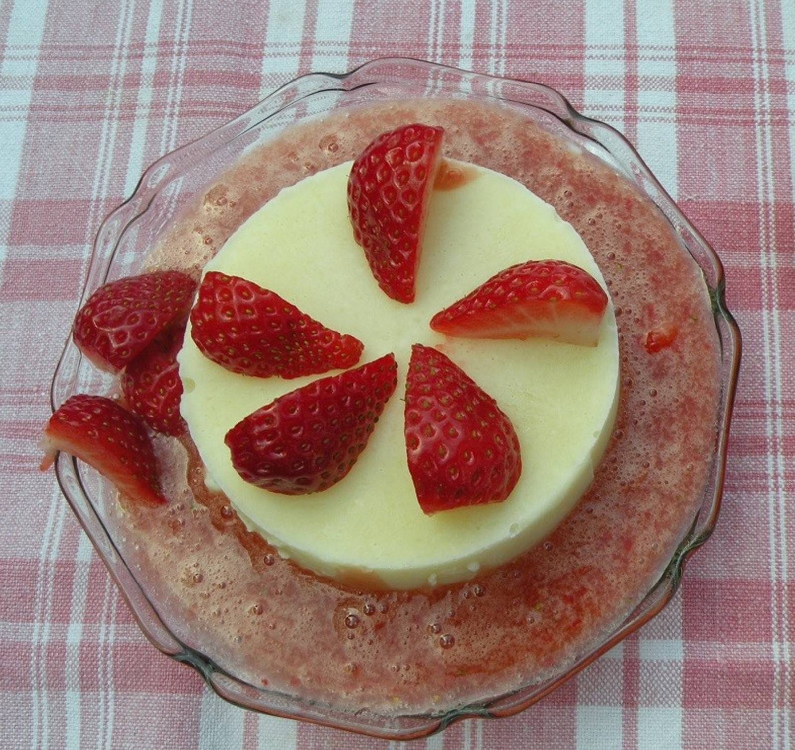 Milchpudding mit Erdbeeren