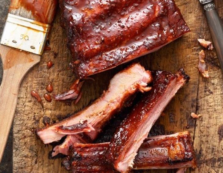 Spareribs aus dem Hickoryrauch mit Apfel-Barbecue-Sauce Spareribs aus dem Hickoryrauch mit Apfel-Barbecue-Sauce