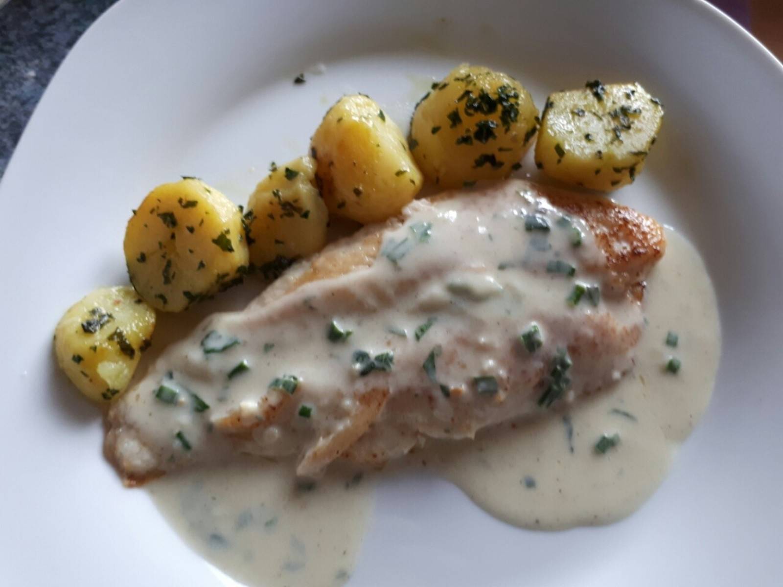 Gebratener Fisch mit Kräutersauce