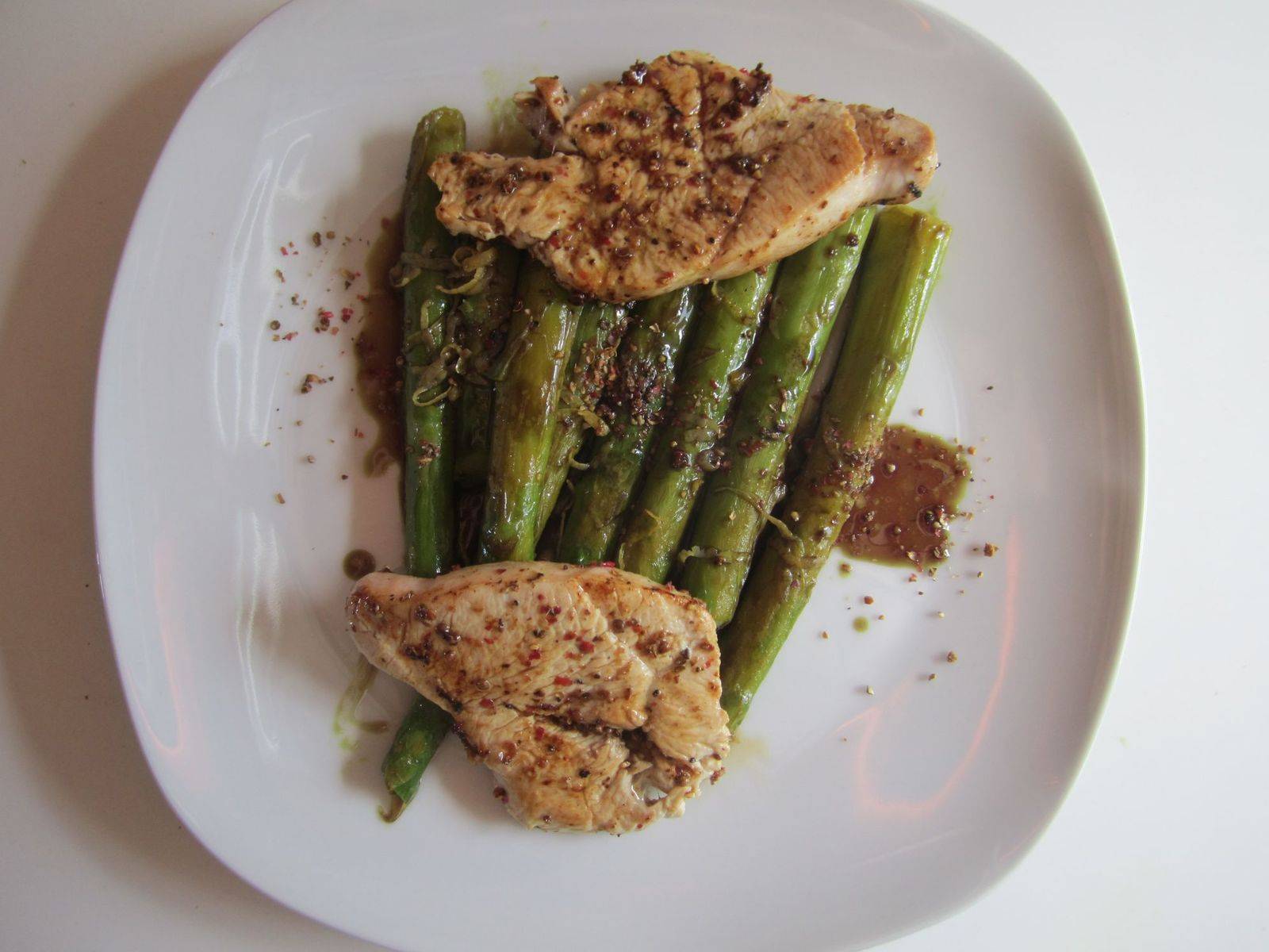 Marinierter Spargel mit Putenschnitzel natur Rezept - ichkoche.de