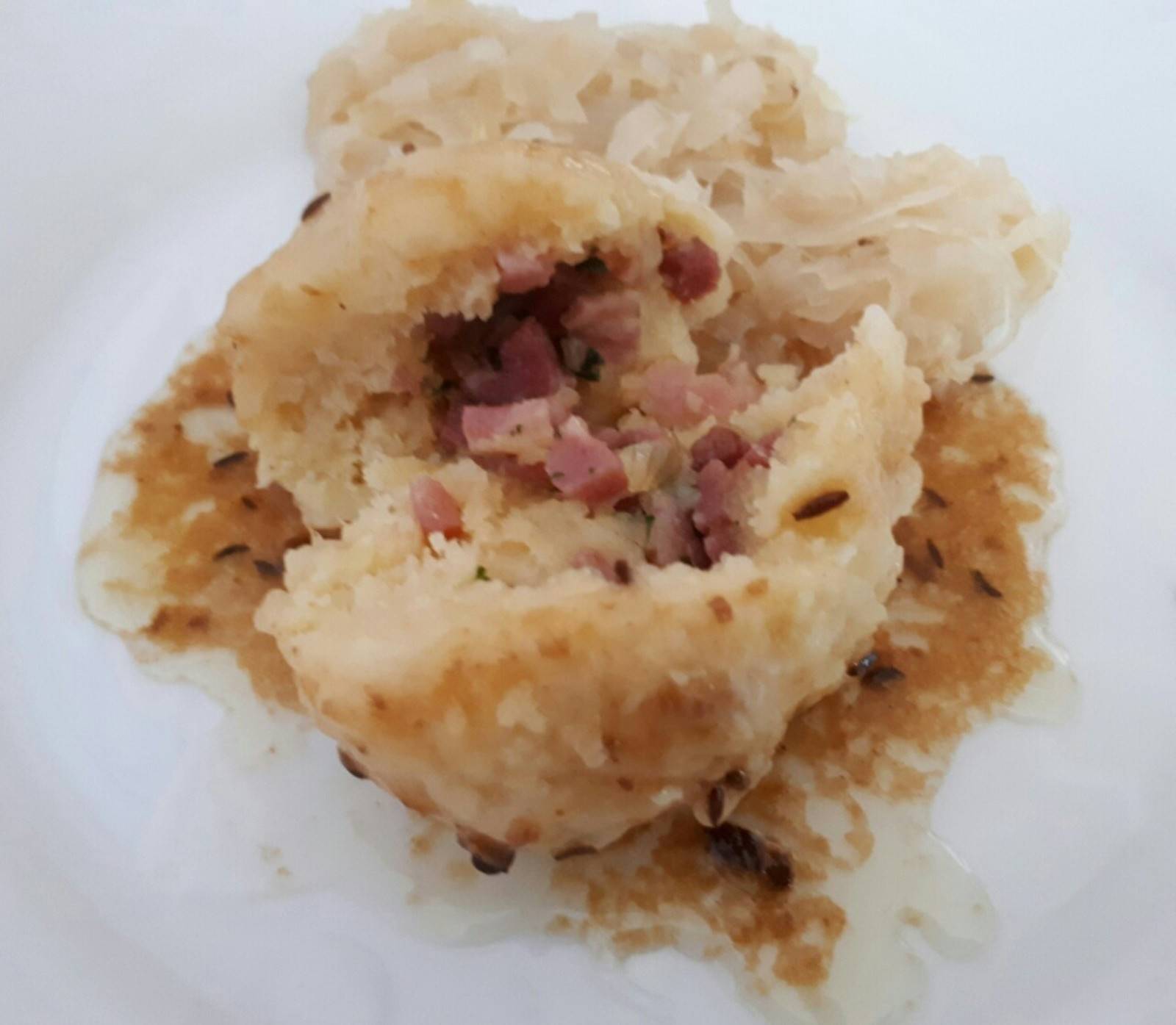 Selchfleischknödel mit Sauerkraut