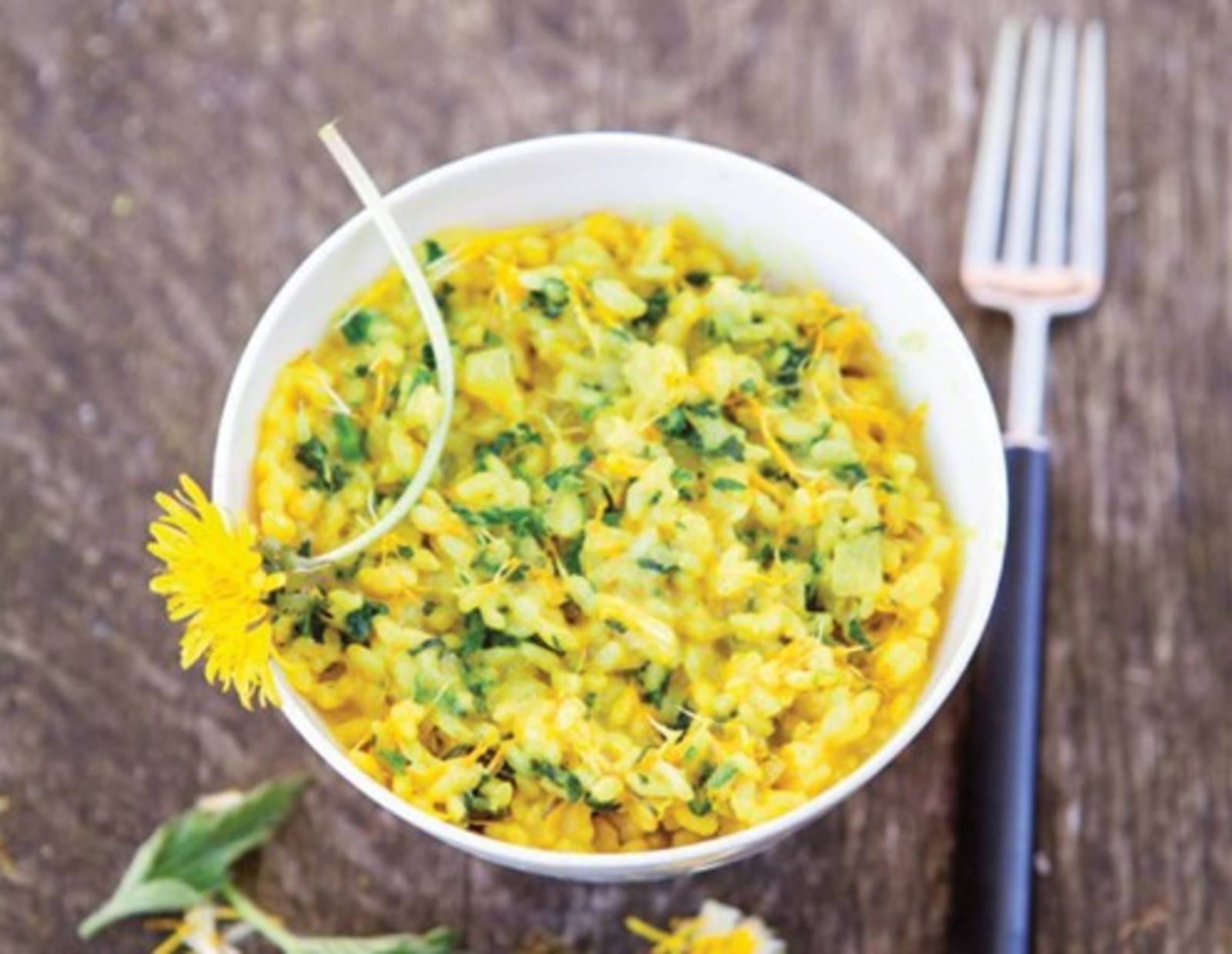 Sonnenblüten-Brennnessel-Risotto mit Kurkuma