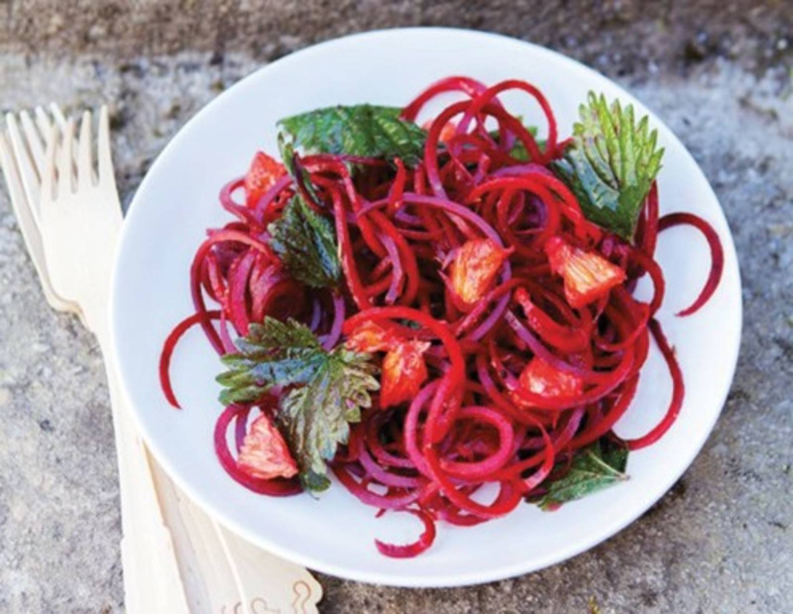 Rote-Rüben-Spaghetti-Salat mit geölter Brennnessel, Orange und Sesam