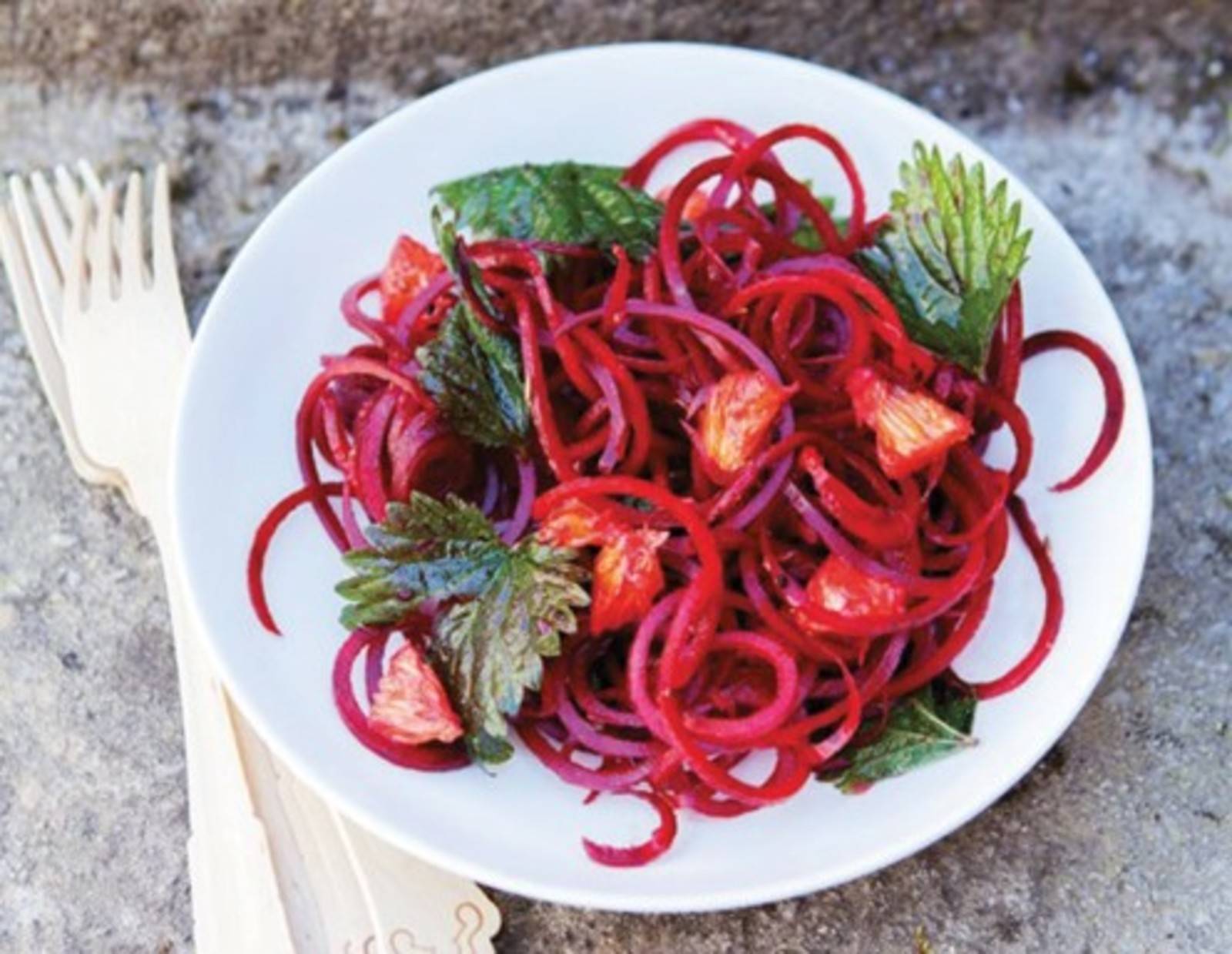 Rote-Rüben-Spaghetti-Salat mit geölter Brennnessel Orange und Sesam