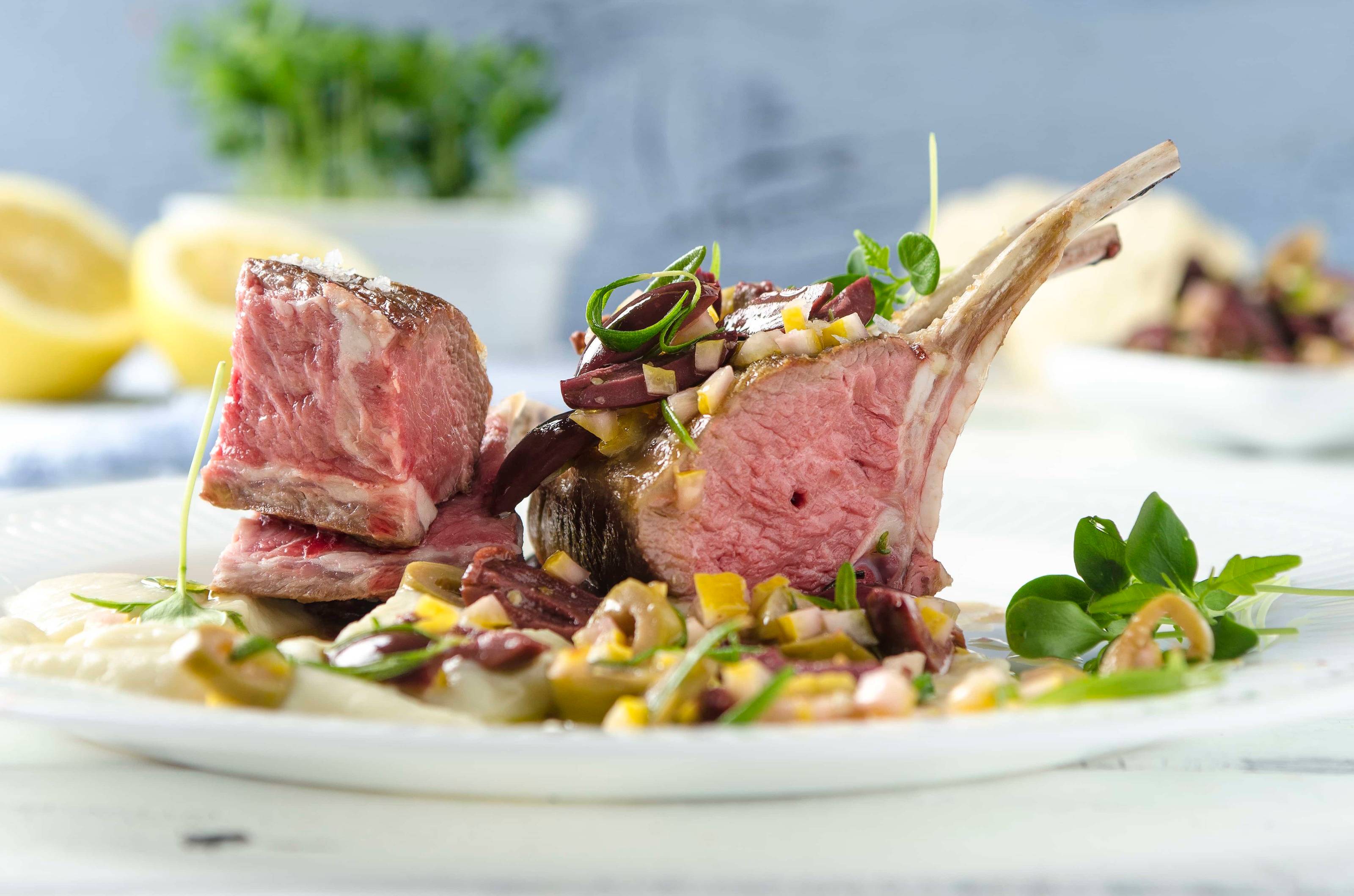 Rosa Lammkrone mit Karfiolpüree und Oliven-Zitronensalsa Rezept