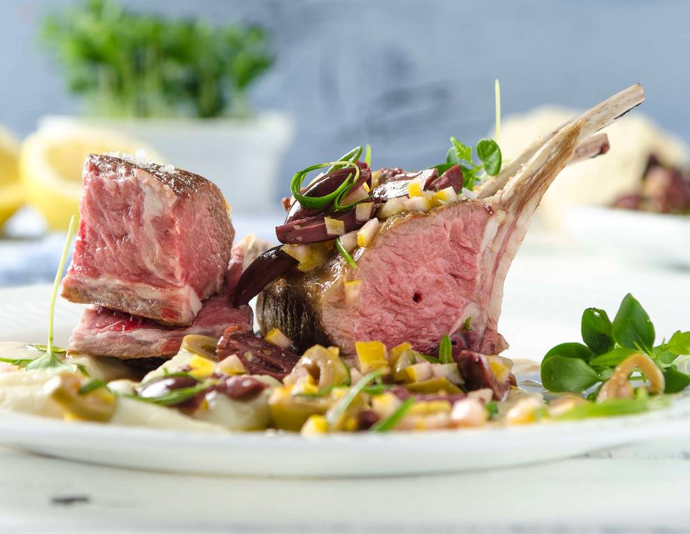 Rosa Lammkrone mit Karfiolpüree und Oliven-Zitronensalsa Rosa Lammkrone mit Karfiolpüree und Oliven-Zitronensalsa