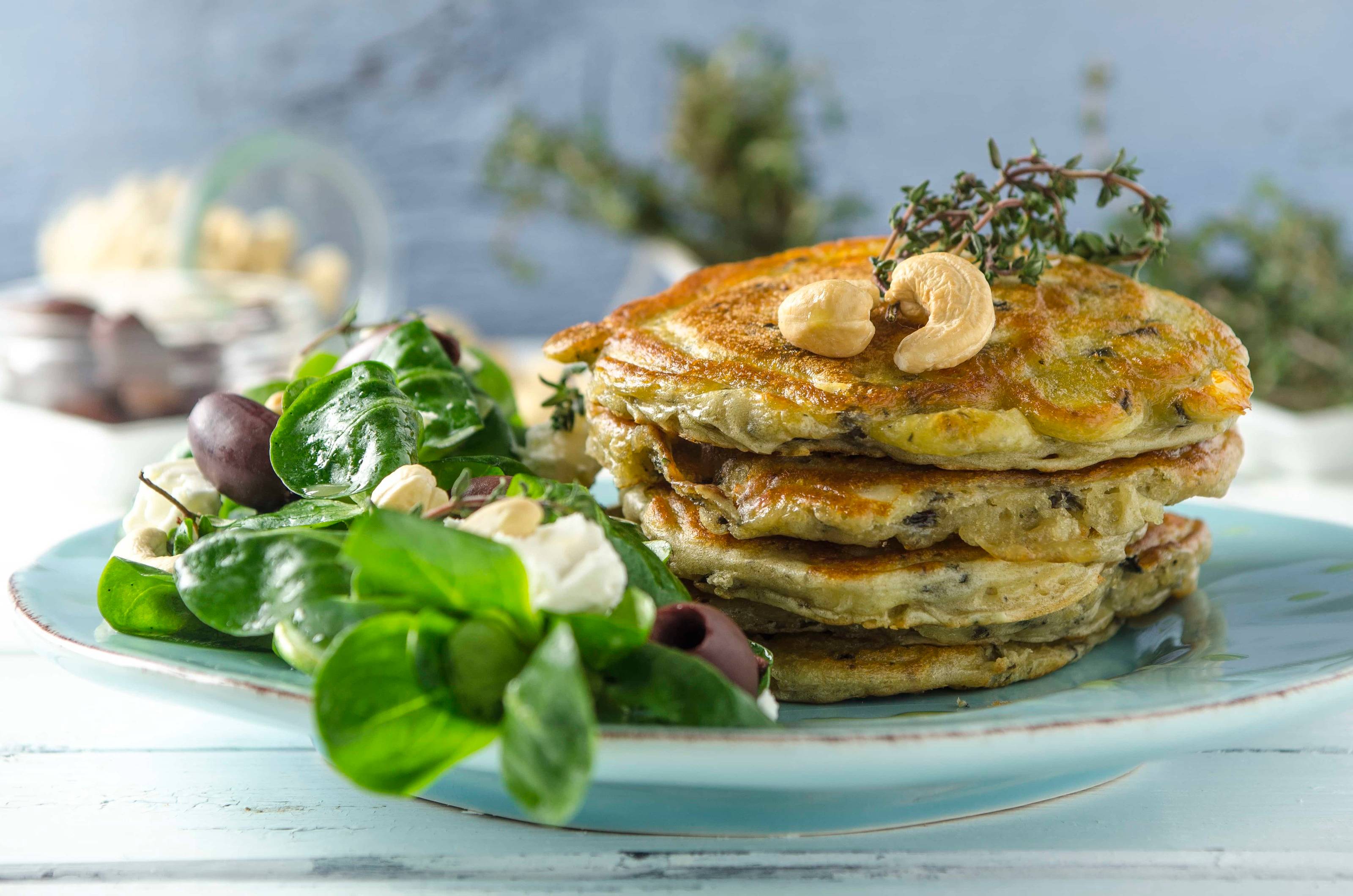 Feta-Oliven-Pancakes mit Vogerlsalat Rezept