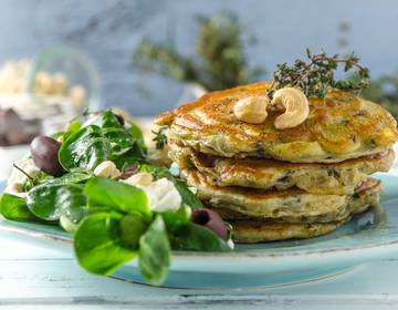 Feta-Oliven-Pancakes mit Vogerlsalat