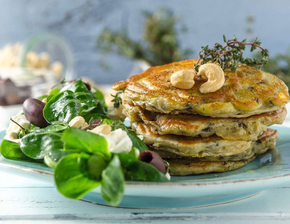 Feta-Oliven-Pancakes mit Vogerlsalat Feta-Oliven-Pancakes mit Vogerlsalat