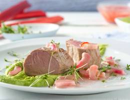 Geräuchertes Schweinefilet mit Erbsenpüree und Rhabarber Geräuchertes Schweinefilet mit Erbsenpüree und Rhabarber