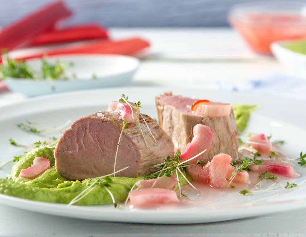 Geräuchertes Schweinefilet mit Erbsenpüree und Rhabarber Geräuchertes Schweinefilet mit Erbsenpüree und Rhabarber