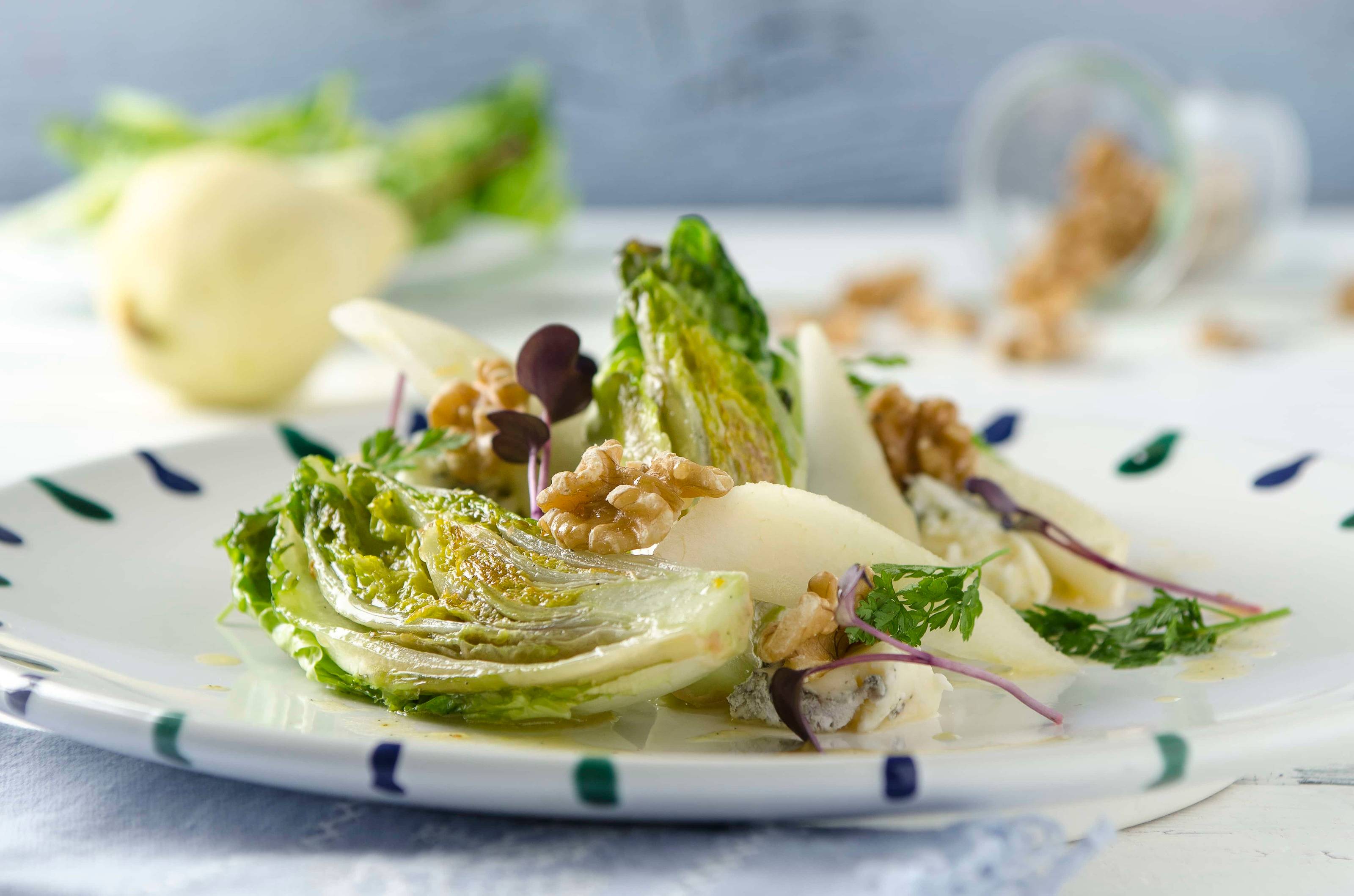 Salatherzen mit Birnen, Dolcelatte und Senf-Vinaigrette