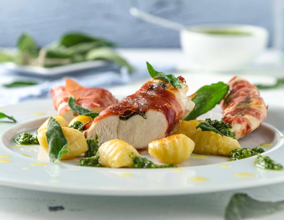 Saltimbocca vom Huhn mit Gnocchi und Salsa Verde Saltimbocca vom Huhn mit Gnocchi und Salsa Verde