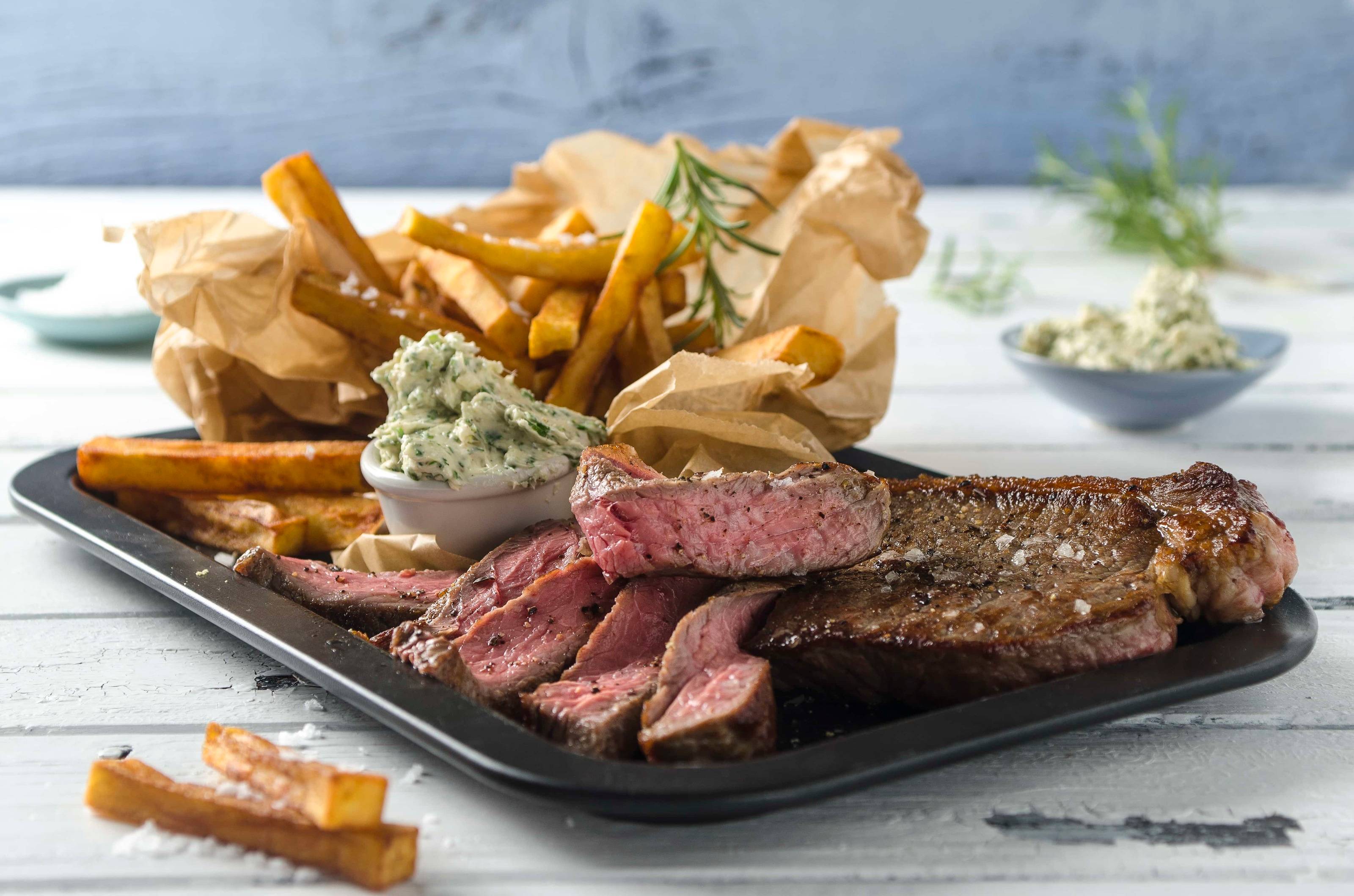 Steak frites mit Sardellenbutter Rezept