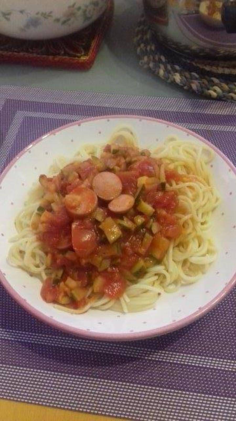 Pasta mit Zucchini und Würstel