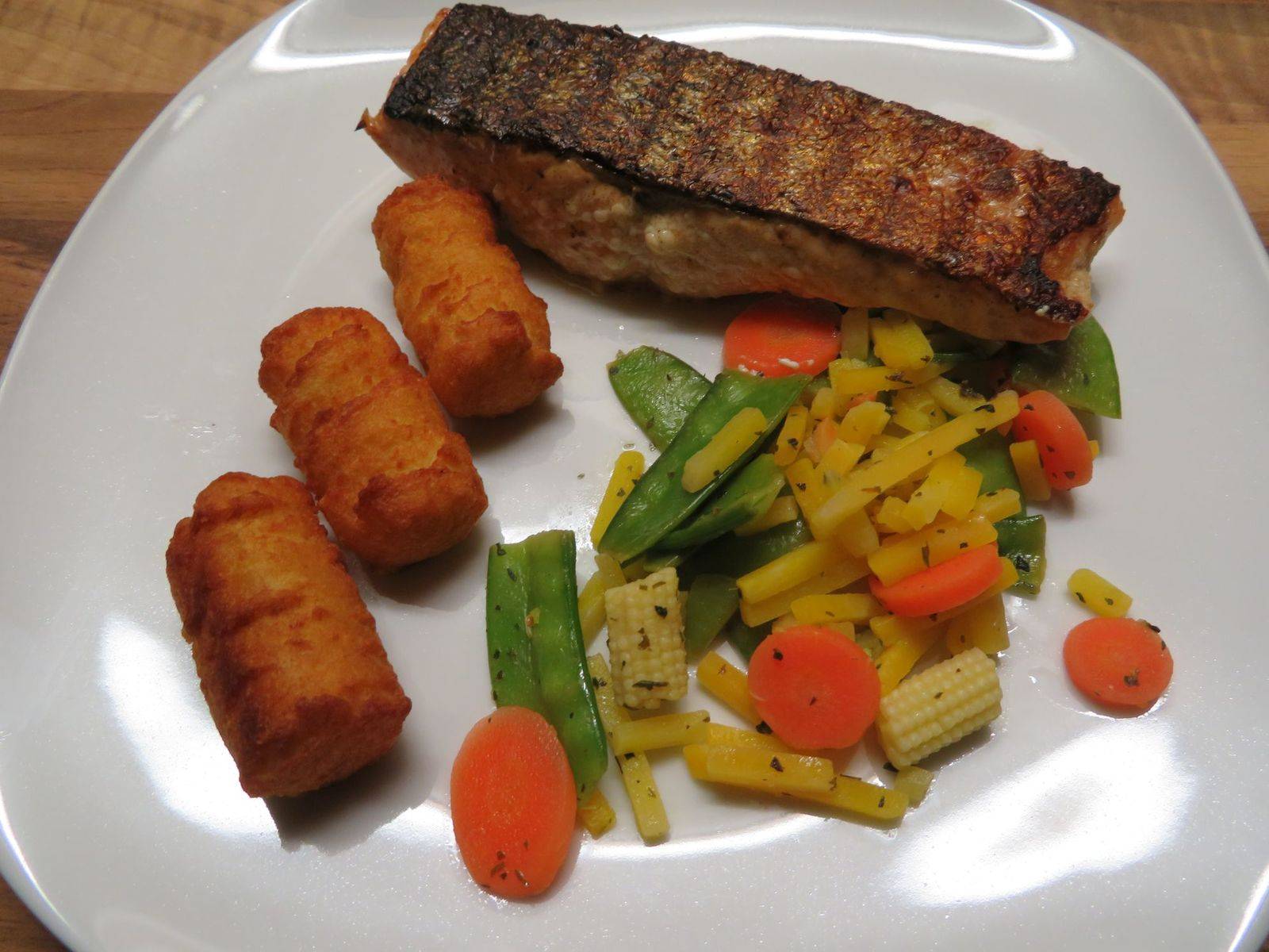 Knusprig gebratener Lachs mit Zitronengemüse Rezept - ichkoche.de Knusprig gebratener Lachs mit Zitronengemüse Rezept - ichkoche.de