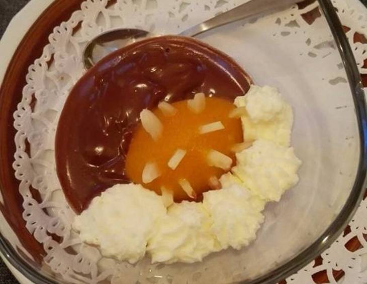 Schokopudding mit Marillenigel Schokopudding mit Marillenigel