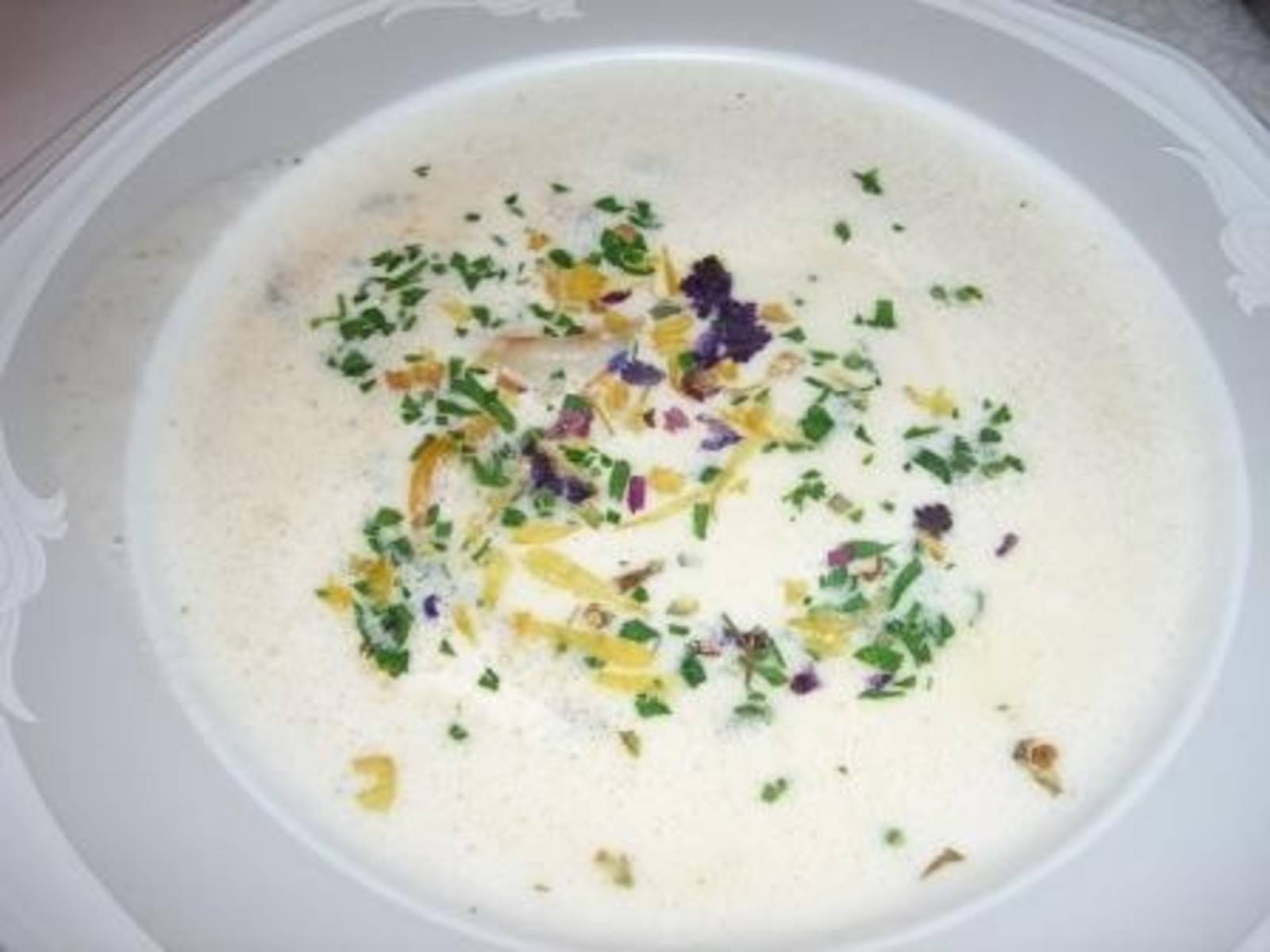 Mostschaumsuppe mit essbaren Blüten