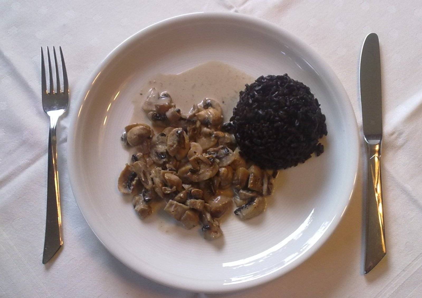 Schwarzer Reis auf Champignon-Rahmsoße Rezept - ichkoche.at