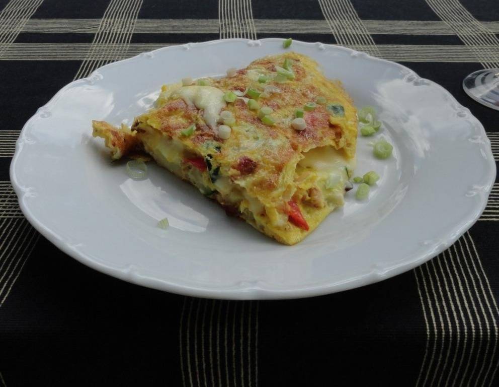 Frittata mit Zucchini, Paprika und Frühlingszwiebeln Frittata mit Zucchini, Paprika und Frühlingszwiebeln