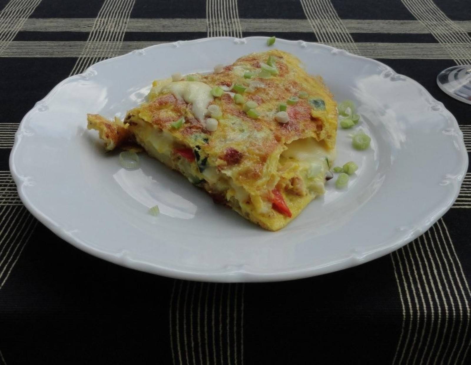 Frittata mit Zucchini, Paprika und Frühlingszwiebeln Rezept - ichkoche.de Frittata mit Zucchini, Paprika und Frühlingszwiebeln Rezept - ichkoche.de