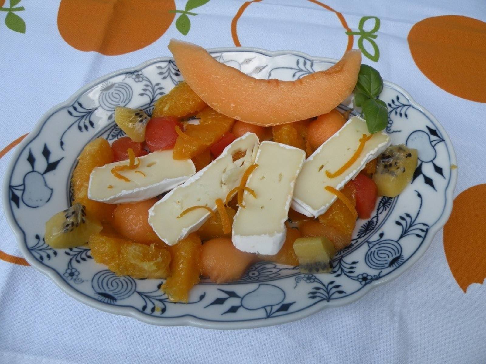 Obstsalat mit Camembert