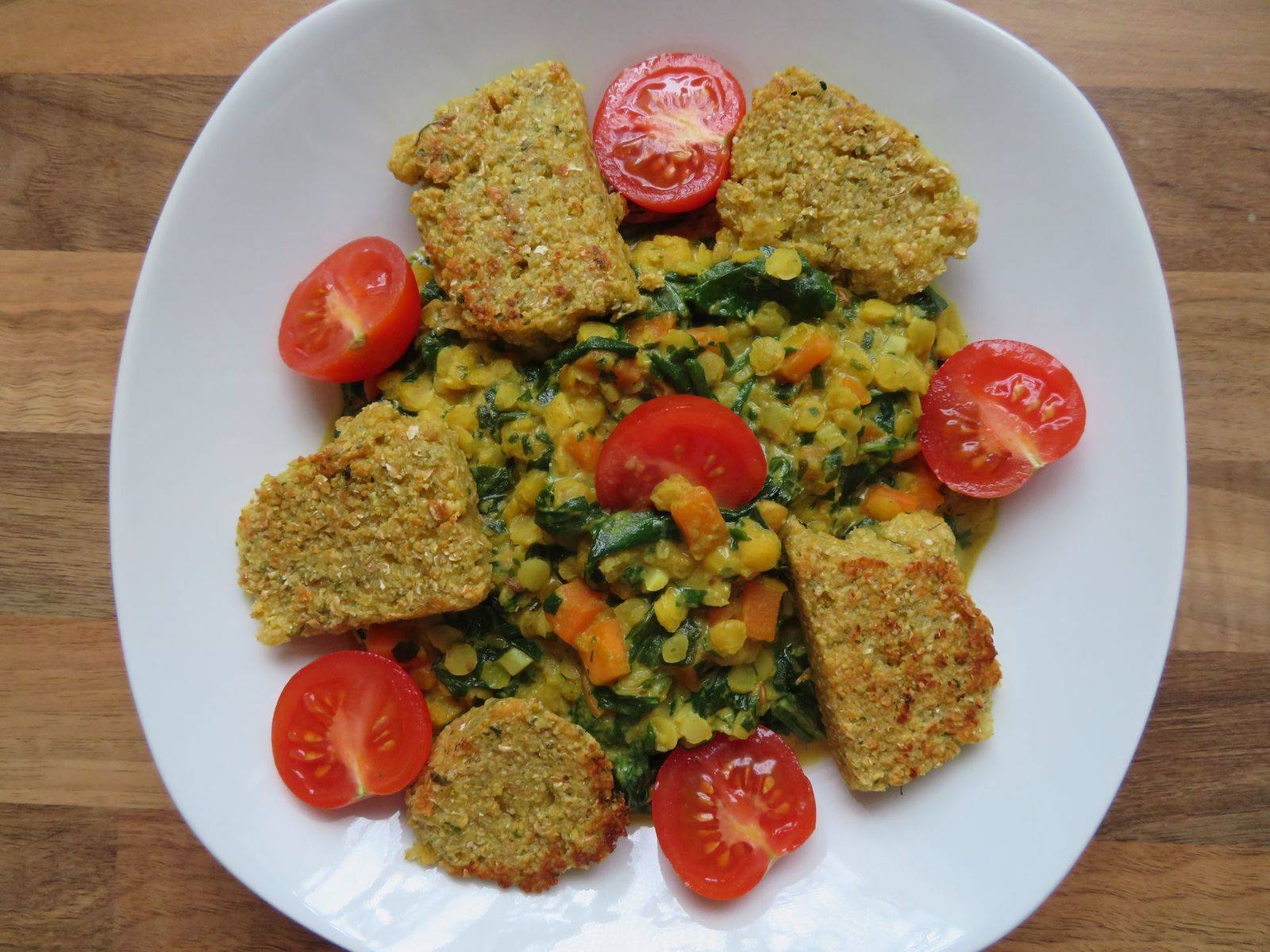 Gelbes Linsencurry mit Bärlauch und Falafelschnitten