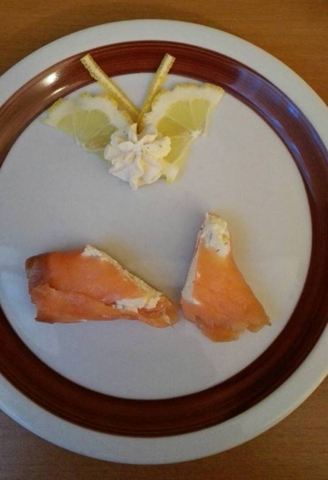 Lachsröllchen mit Topfenfülle Rezept - ichkoche.de Lachsröllchen mit Topfenfülle Rezept - ichkoche.de