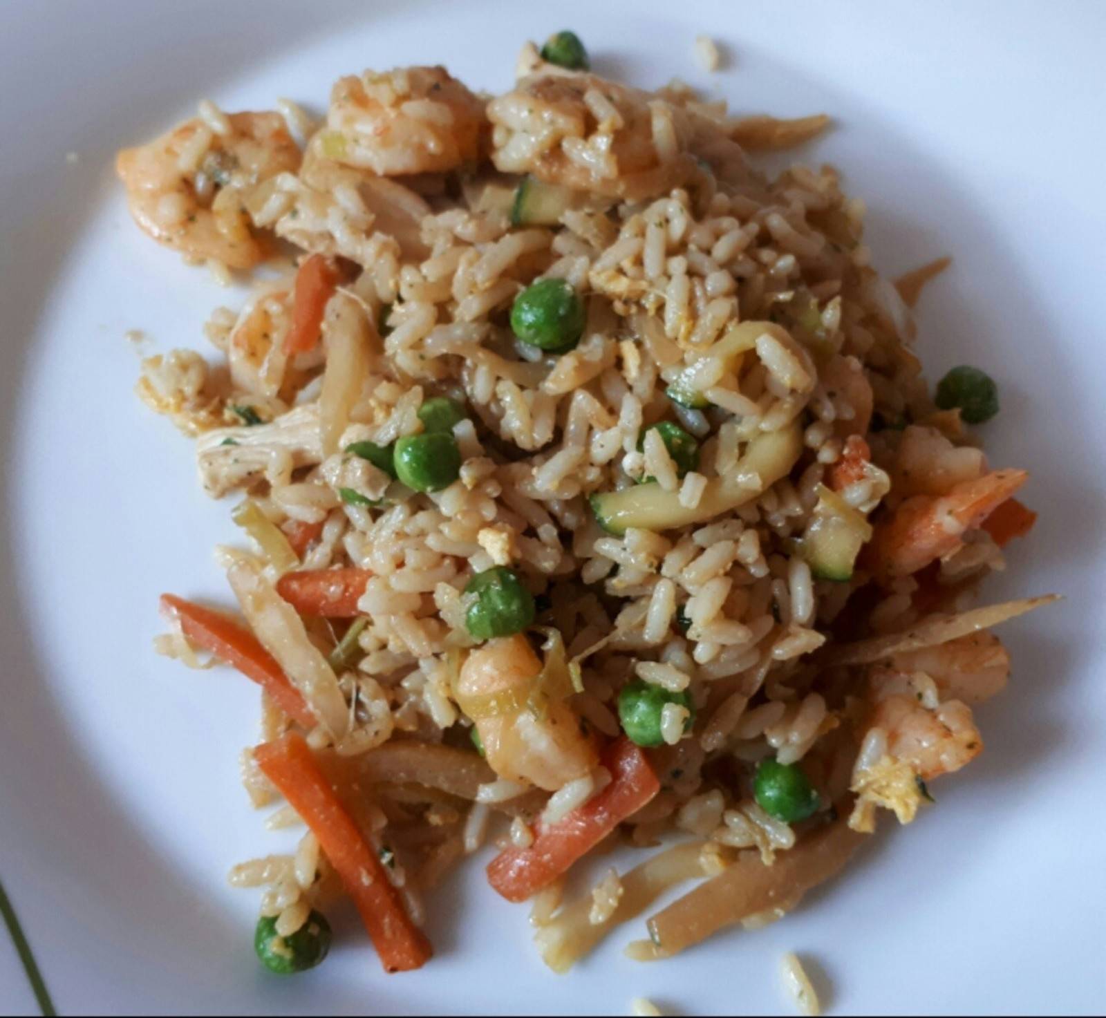 Gebratener Reis mit Shrimps und Hühnerfleisch