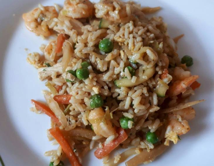 Gebratener Reis mit Shrimps und Hühnerfleisch