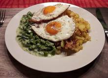Rahmfisolen mit Röstkartoffel und Spiegelei Rahmfisolen mit Röstkartoffel und Spiegelei