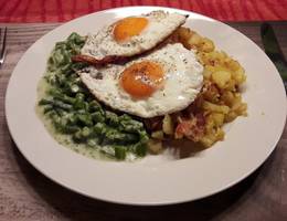 Rahmfisolen mit Röstkartoffel und Spiegelei Rahmfisolen mit Röstkartoffel und Spiegelei