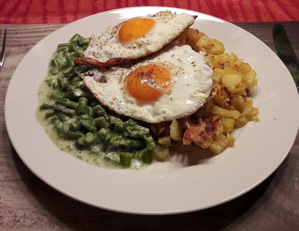 Rahmfisolen mit Röstkartoffel und Spiegelei Rahmfisolen mit Röstkartoffel und Spiegelei