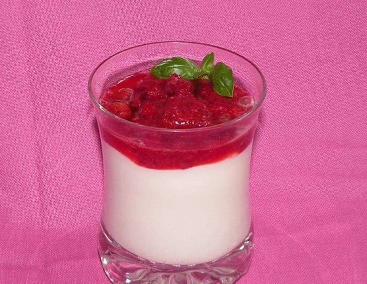 Milchcreme mit Erdbeertopping Milchcreme mit Erdbeertopping