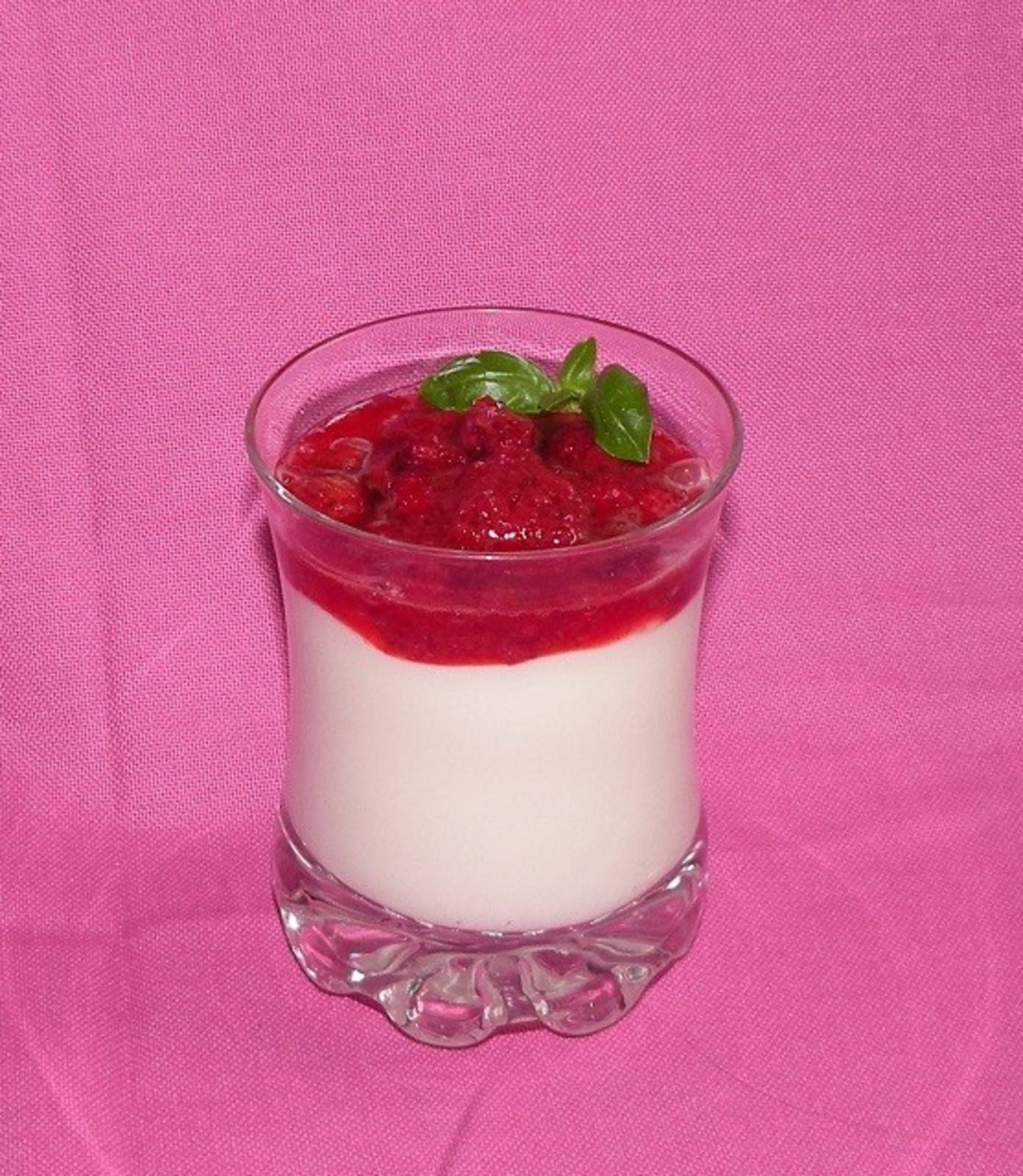 Milchcreme mit Erdbeertopping Rezept - ichkoche.de Milchcreme mit Erdbeertopping Rezept - ichkoche.de