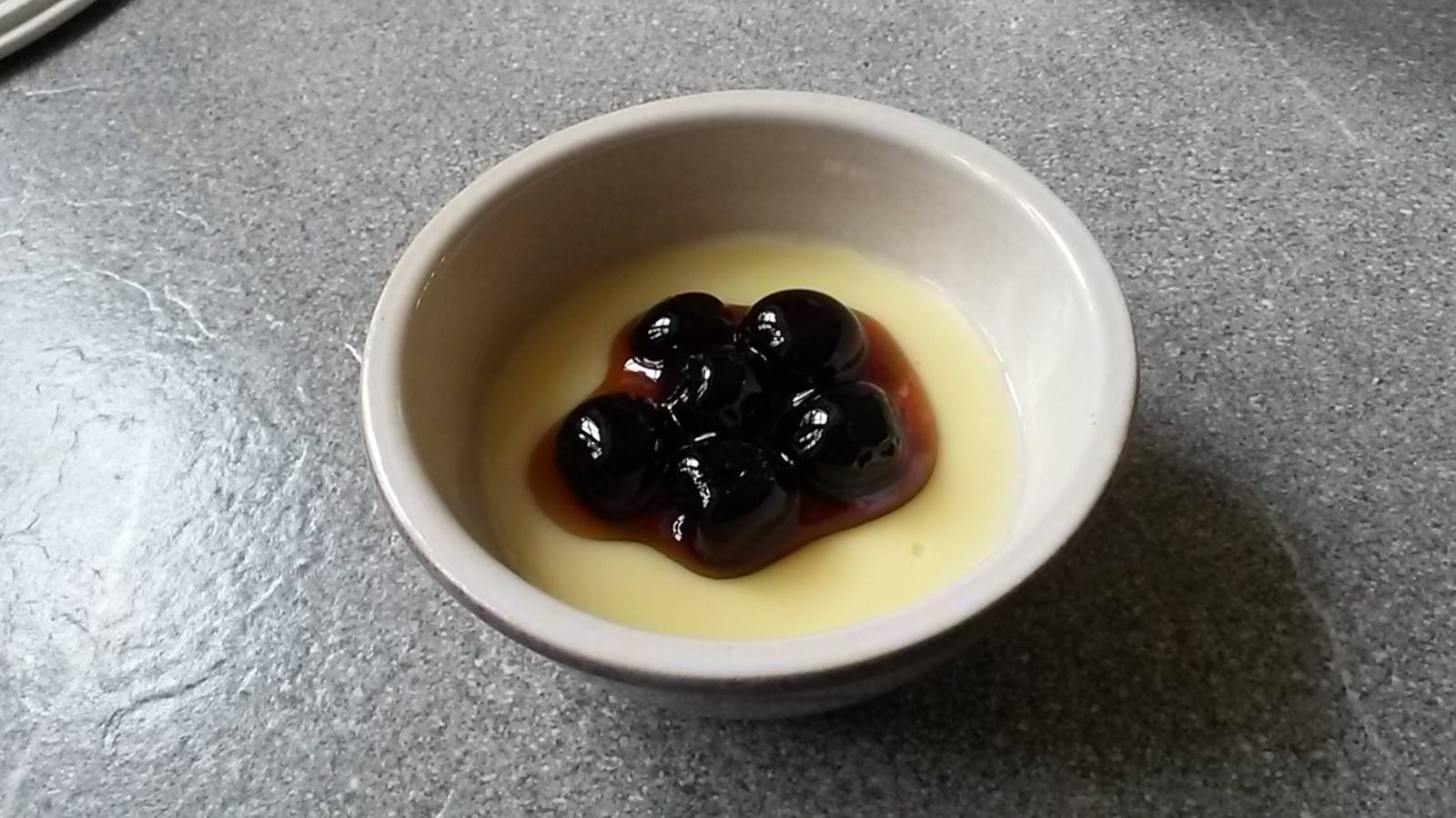 Vanillepudding mit Amarenakirschen