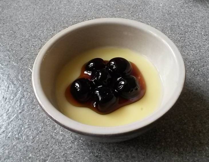 Vanillepudding mit Amarenakirschen