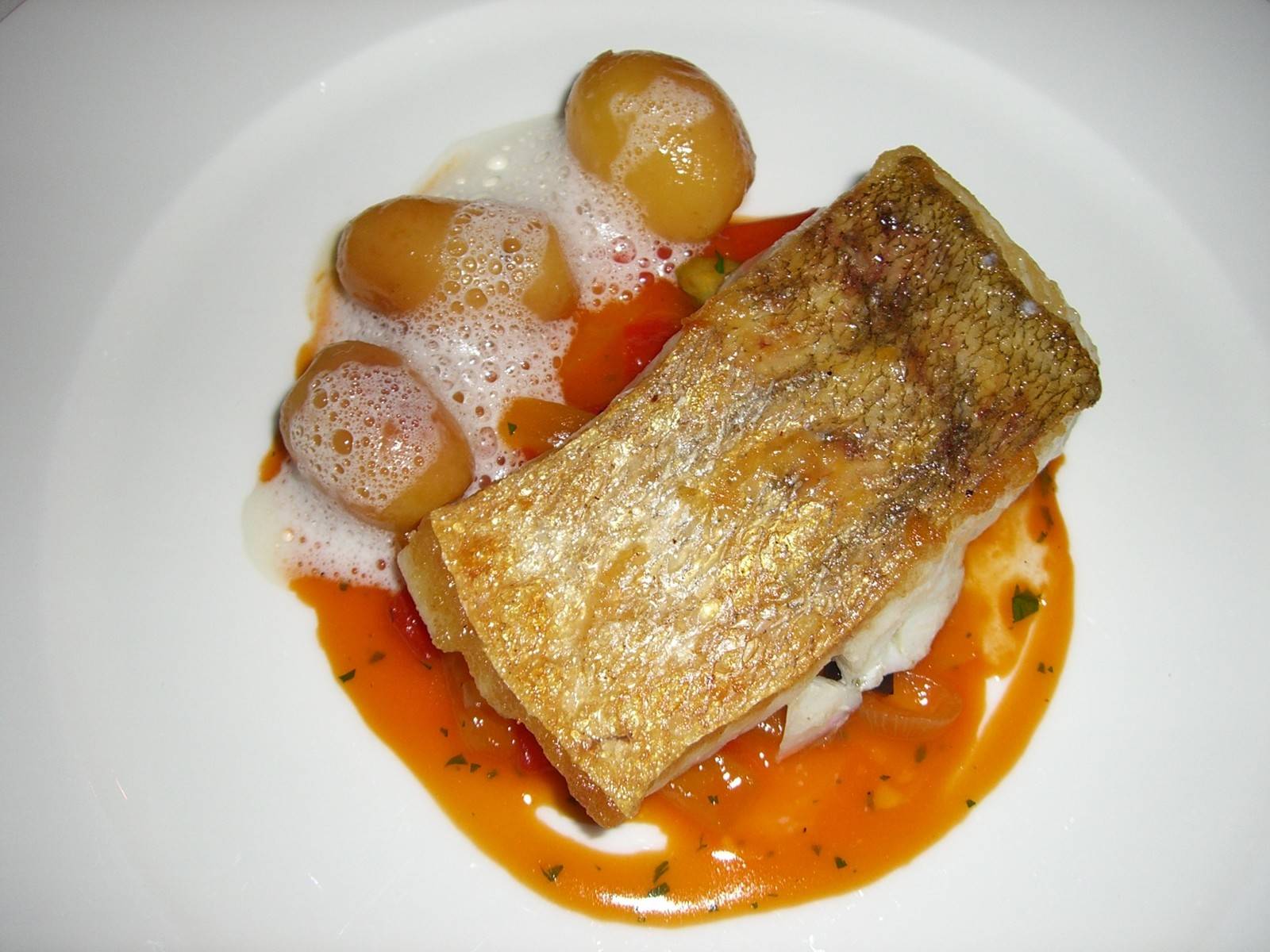 Knuspriger Zander auf Paprikasauce Rezept - ichkoche.de Knuspriger Zander auf Paprikasauce Rezept - ichkoche.de